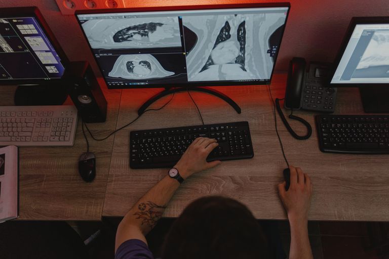 Geriausi AI vaizdų generatoriai: Midjourney, ChatGPT, Firefly, Ideogram ir kiti